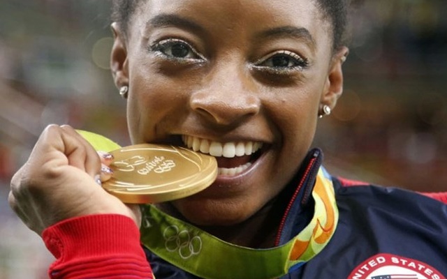 Vì sao các vận động viên Olympic thi nhau cắn huy chương?