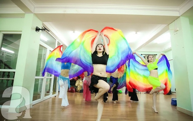 Một ngày như mọi ngày của cô giáo dạy belly-dance xinh đẹp có nụ cười tỏa nắng