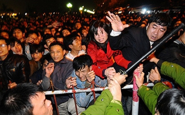 1 cái xô đẩy, chen lấn trở thành đám đông hỗn loạn ở lễ hội Việt