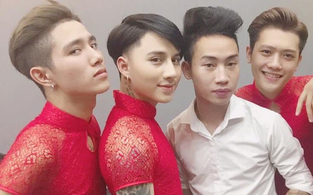 4 anh chàng mặc áo dài đỏ làm lễ tân ở Hà Nội gây tranh cãi
