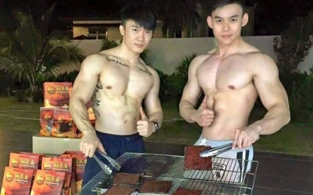 Hai chàng hot boy 'khoe thân' bán thịt khô gây 'sốt'