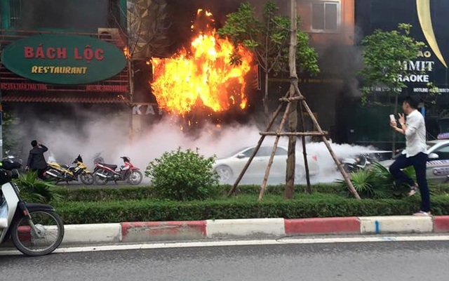 Khoảnh khắc gây phẫn nộ giữa đám cháy lớn trên đường Trần Thái Tông