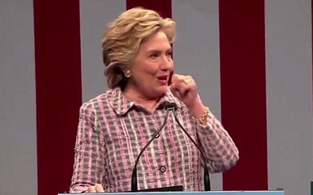 Bà Clinton lại tiếp tục ho, phải nhờ người dìu xuống khán đài