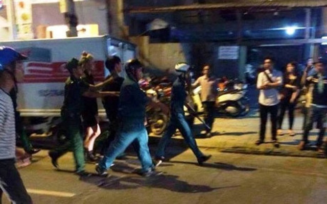 Thanh niên có biểu hiện say xỉn đấm, giật tung cúc áo công an ở Lâm Đồng