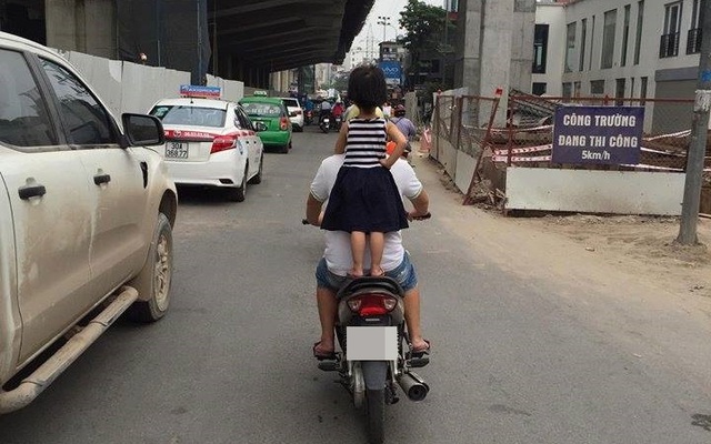 Hành động giữa phố gây nguy hại tới con gái của ông bố Việt
