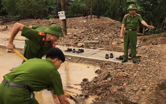 Hà Tĩnh: Công an xắn quần, đội mưa dọn đất đá vương vãi trên đường