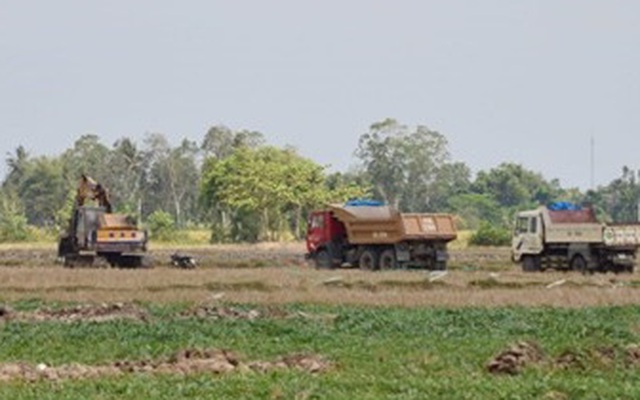 Nông dân 'vô tư' bán hàng ngàn héc ta đất mặt