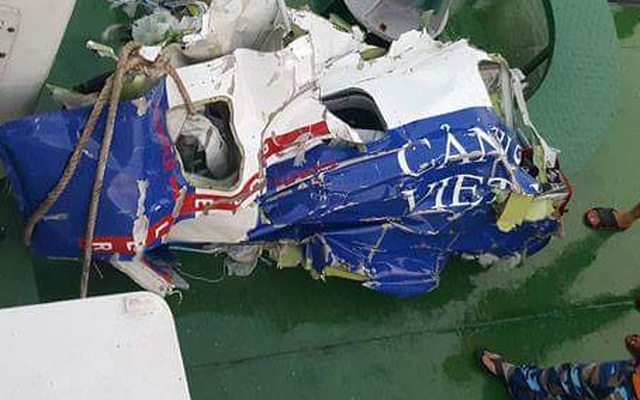 [ẢNH+VIDEO] Trục vớt mảnh vỡ của máy bay Casa-212 mất tích