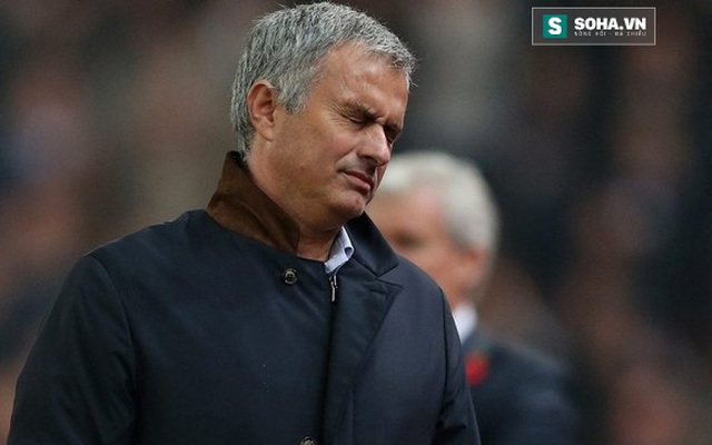 Tối mắt bởi Man United, Mourinho bất ngờ đau đầu vì "kẻ lăng nhăng"