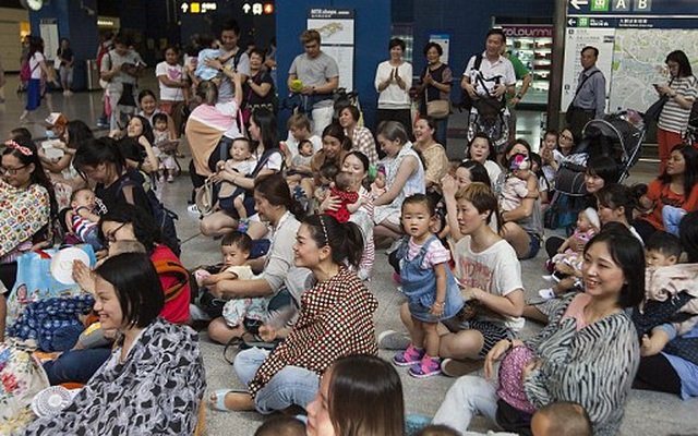 Phụ nữ Hong Kong biểu tình đòi quyền cho con bú nơi công cộng
