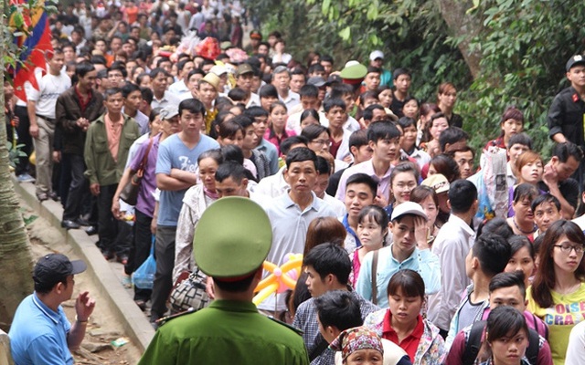 Dòng người "đông khủng khiếp" ở Đền Hùng dù chưa đến chính hội