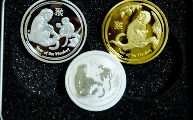 Người Sài Gòn mua đồng xu hình chú khỉ mạ vàng giá gần 10 triệu đồng làm quà Tết
