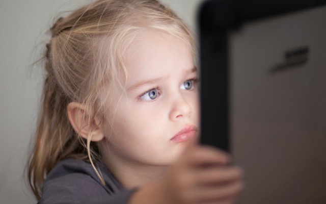 Hội Y học Hoàng gia Anh cảnh báo nghiện máy tính bảng sẽ gây tổn thương vĩnh viễn lên não trẻ em