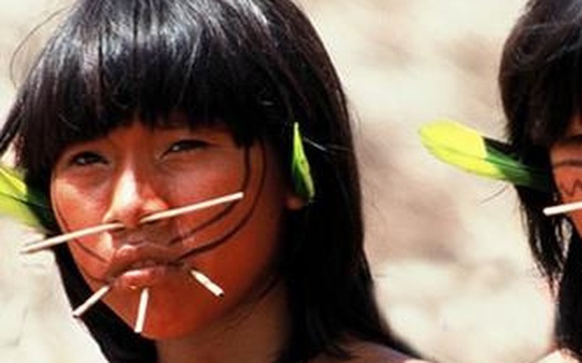 Sốc với nghi thức trưởng thành của gái trinh Yanomami