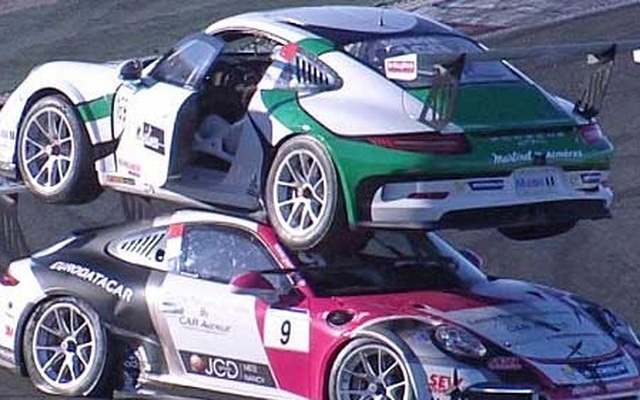 'Choáng váng' cảnh hai siêu xe Porsche đâm nhau