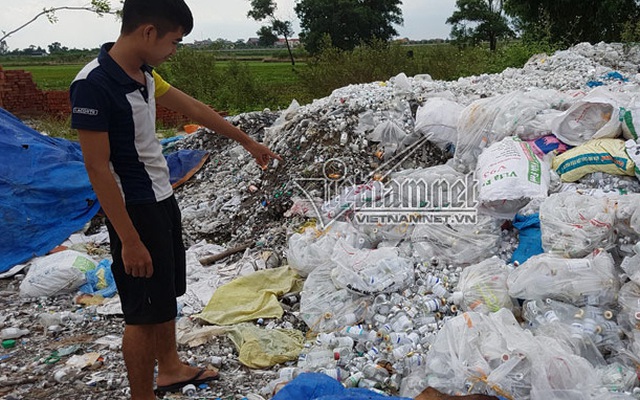 Núi rác thải y tế chình ình giữa làng ung thư