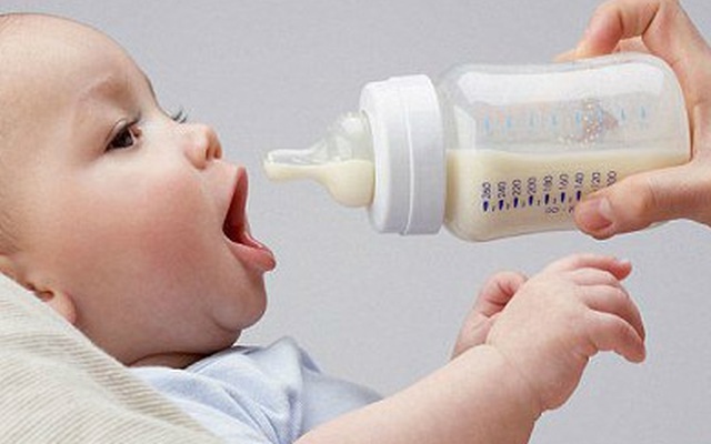 Sữa thay thế sữa mẹ= sữa bò + hóa chất: Bộ Y tế gây lo lắng?