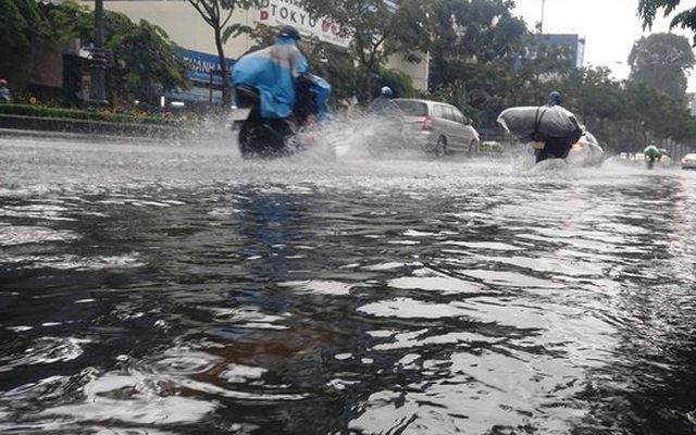 Chiều nay Sài Gòn mưa lớn, đề phòng ngập úng