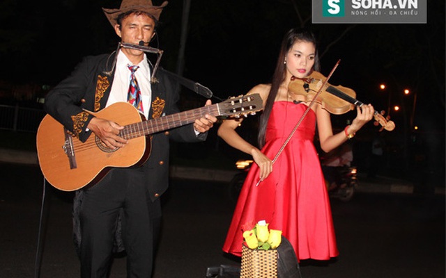 Sài Gòn: Người thợ bốc vác chơi nhạc cổ điển trên phố đêm