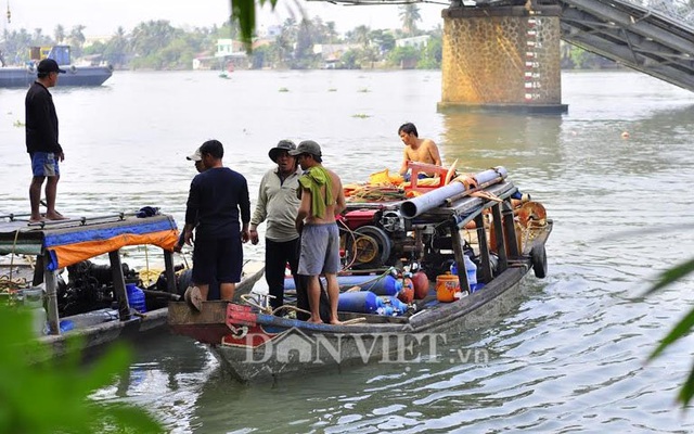 Gần chục người nhái bắt đầu trục vớt cầu Ghềnh