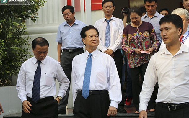 Nguyên Thủ tướng Nguyễn Tấn Dũng đi bộ đến điểm bầu cử ở TP.HCM