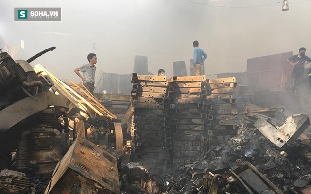 Cảnh tan hoang, đổ nát sau vụ cháy lớn ở khu công nghiệp Ngọc Hồi