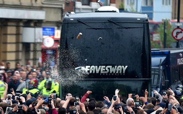 Xe buýt bị tấn công, sao Man United vẫn hồn nhiên "tự sướng"