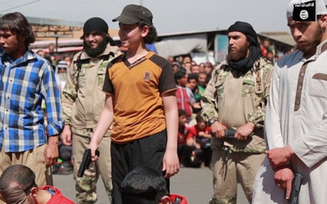 Nụ cười rợn người của cậu bé hành quyết tù nhân giúp IS