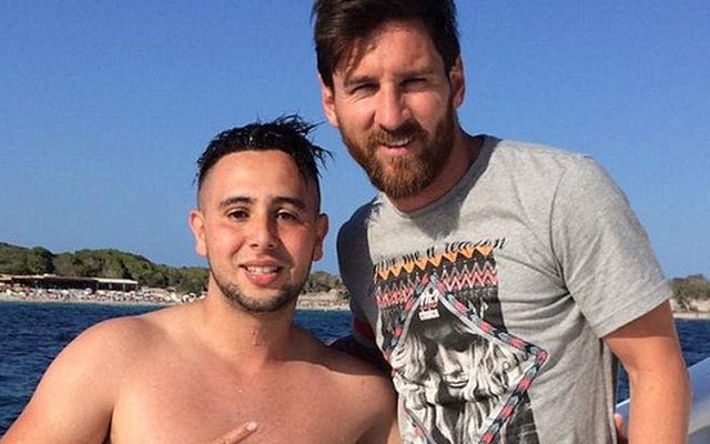 Fan cuồng bơi hơn... 1km ra du thuyền để uống rượu cùng Messi