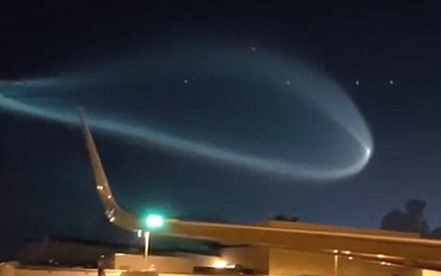 Lý giải về luồng khói xanh bí ẩn như UFO trên sân bay Mỹ!