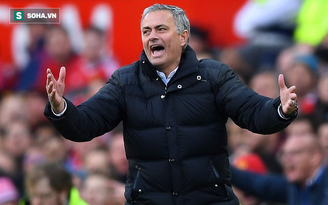 Trọng tài "chơi không đẹp", Mourinho uất ức ngay tại Old Trafford