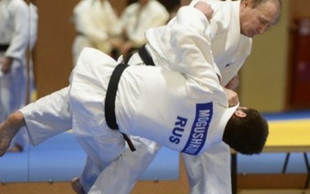 Tổng thống Putin quật ngã tuyển thủ Judo quốc gia