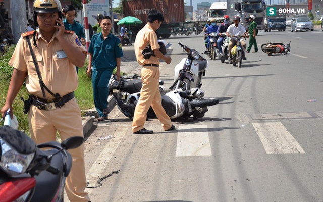 Ô tô lao nhanh ủi văng nhiều xe máy trên xa lộ Hà Nội