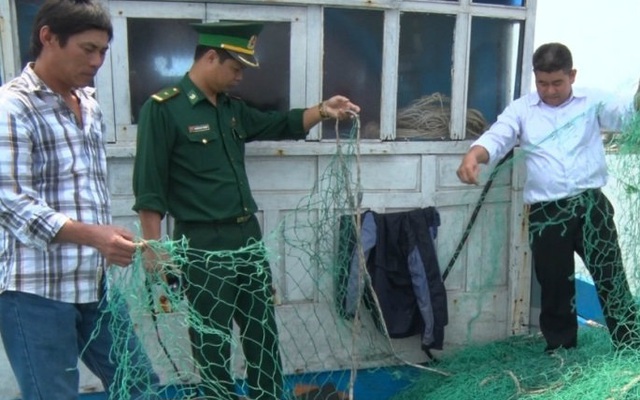 Tàu cá ngư dân Quảng Trị bị ba tàu lạ tấn công, phá lưới
