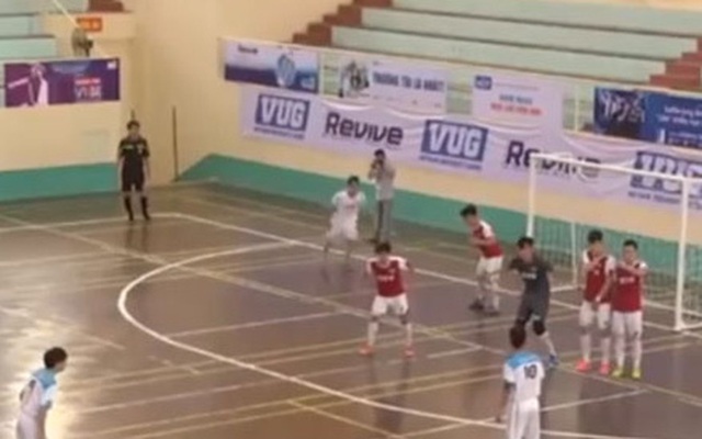 Báo nước ngoài sốt với siêu phẩm futsal của sinh viên Việt Nam