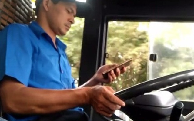 Clip: Thót tim cảnh tài xế xe buýt 1 tay lái xe, 1 tay nhắn tin liên tục