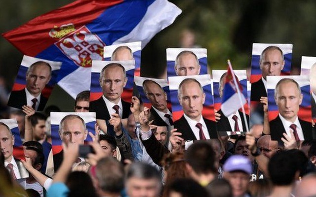 Serbia: Muốn tiền của phương Tây nhưng "không dám buông tay" Nga