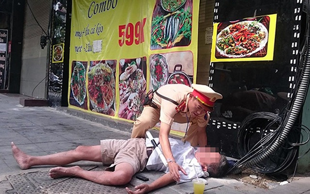 Người đàn ông say xỉn trên phố Hà Nội và cốc nước của anh CSGT