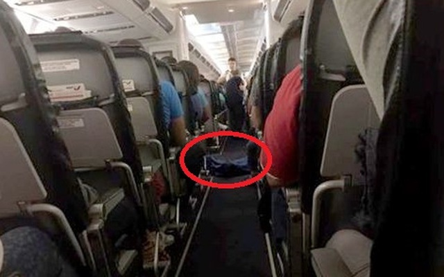 Hành khách trên máy bay buộc phải ngồi cạnh xác chết suốt 3 giờ