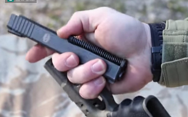 Tháo lắp súng ngắn Glock 19 bằng một tay có khó không?