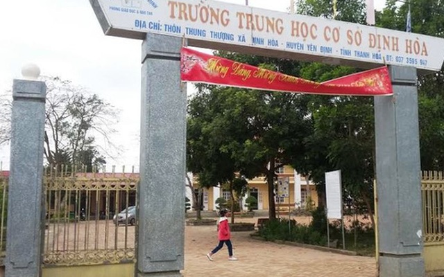 Khiển trách thầy giáo đánh học sinh phải bó bột