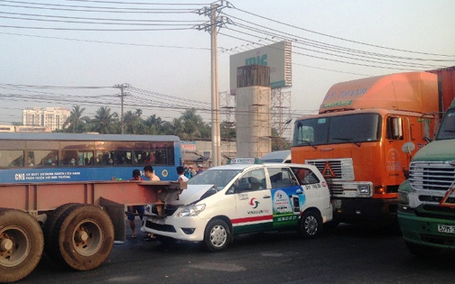 Ba ô tô tông liên hoàn, xa lộ Hà Nội kẹt xe nghiêm trọng
