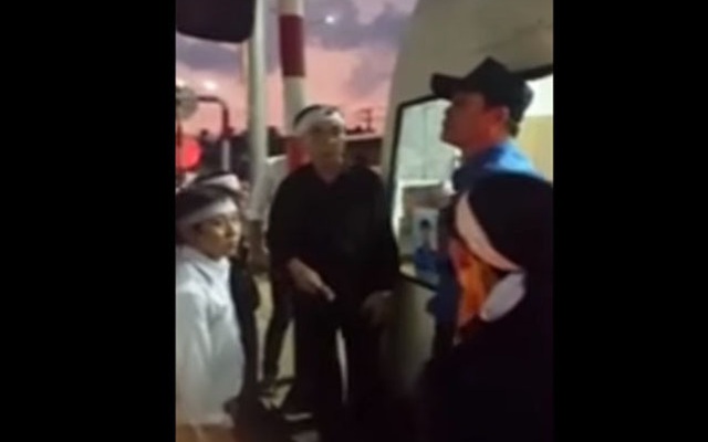 Đoàn xe tang tranh cãi "nảy lửa" với nhân viên thu phí ở Đồng Nai