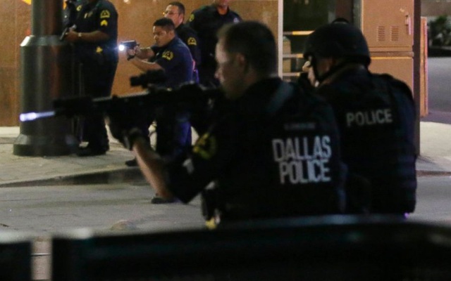 Toàn cảnh vụ xả súng nhằm vào cảnh sát giữa biểu tình Dallas