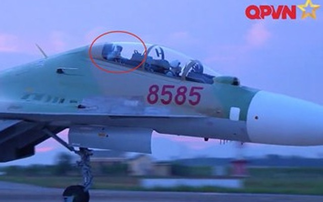 [VIDEO] Phi công Khải và cái vẫy tay từ buồng lái Su-30
