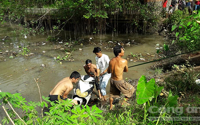 Người đàn ông chết dưới kênh nghi bị cẩu tặc bắn