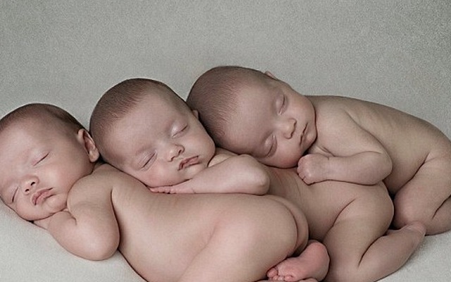 Trường hợp cực hiếm: Anh em sinh ba giống nhau tuyệt đối