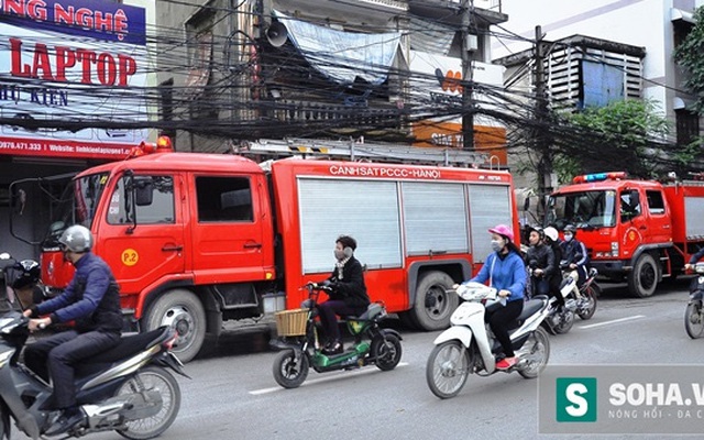 Bàng hoàng phát hiện khói lửa nghi ngút khi đang đi đường