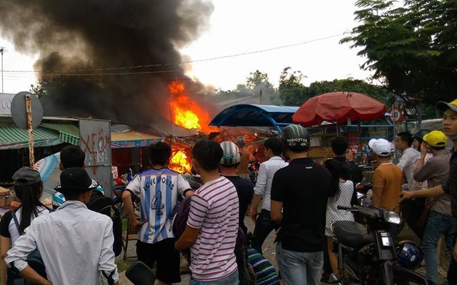 Cháy ngùn ngụt ở chợ đêm làng đại học, người dân ôm đồ tháo chạy