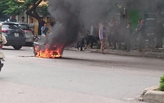 Xe máy bốc cháy ngùn ngụt trên phố Hà Nội sau cú va chạm